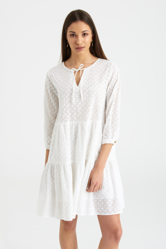 Bawełniana, haftowana sukienka w białym kolorze