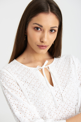 Bawełniana, haftowana sukienka w białym kolorze