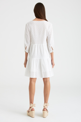 Bawełniana, haftowana sukienka w białym kolorze