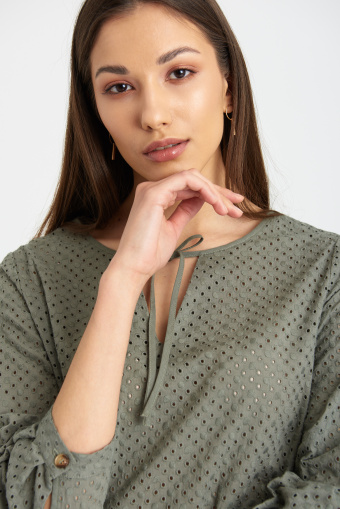 Oliwkowa, haftowana sukienka