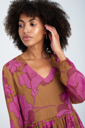 Krótka sukienka z falbanami i kwiatowym printem, brązowo-różowa