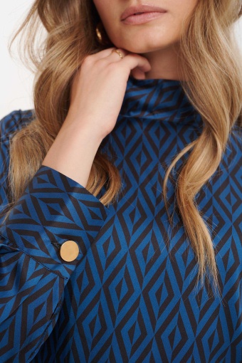 Sukienka midi z geometrycznym printem i paskiem w talii