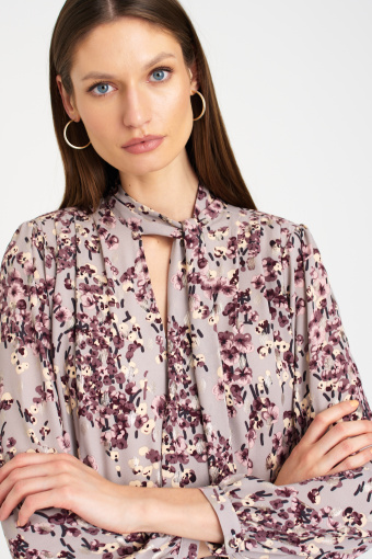 Sukienka mini z wiązaniem przy dekolcie, nadruk w kwiaty