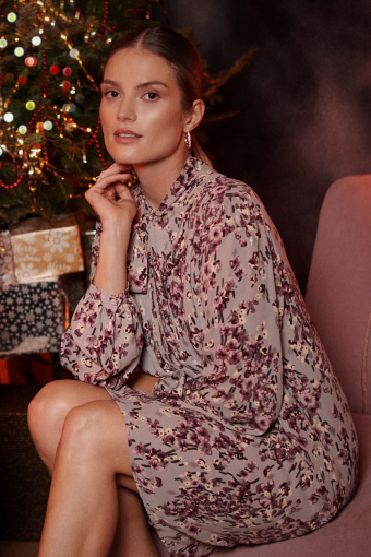 Sukienka mini z wiązaniem przy dekolcie, nadruk w kwiaty