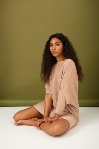 Dzianinowa sukienka z połyskującą nitką