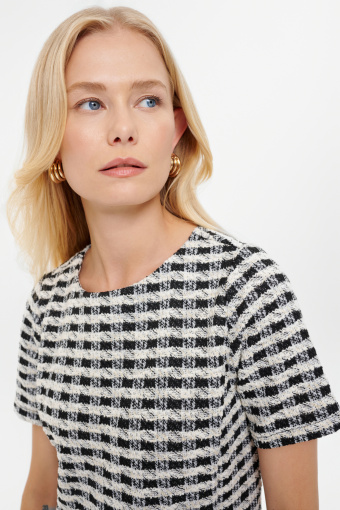 Dopasowana sukienka przed kolano nadruk w kratkę