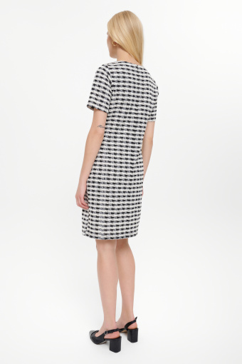 Dopasowana sukienka przed kolano nadruk w kratkę