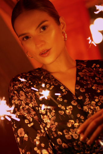 Elegancka sukienka z połyskującym nadrukiem, czarna