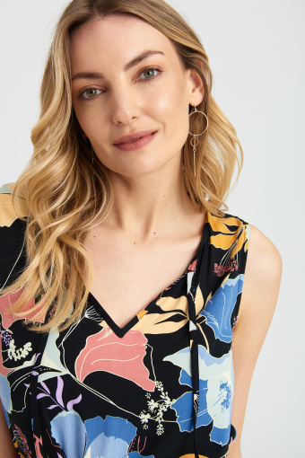 Sukienka w kwiaty z ozdobnym wiązaniem przy dekolcie