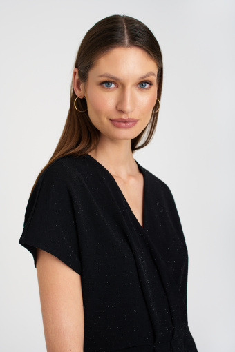 Czarna, dzianinowa sukienka z błyskiem