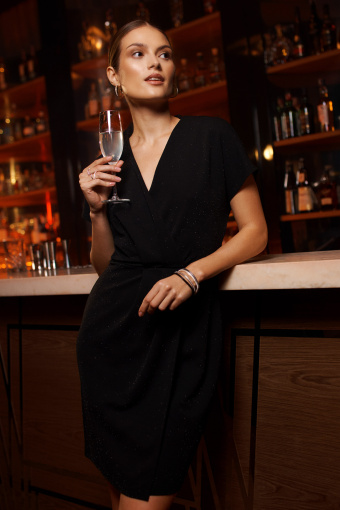 Czarna, dzianinowa sukienka z błyskiem