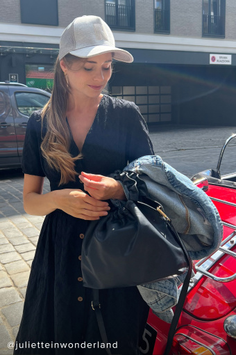 Bawełniana, ażurowa sukienka w czarnym kolorze