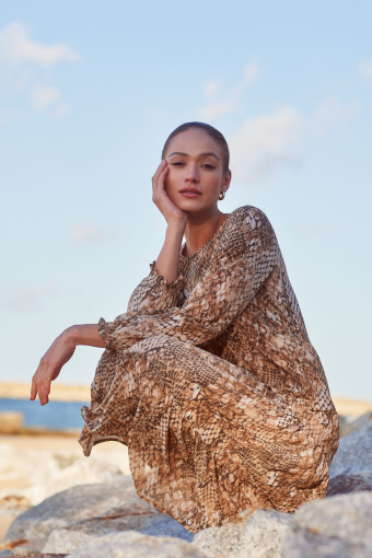 Luźna, beżowa sukienka w zwierzęcy print