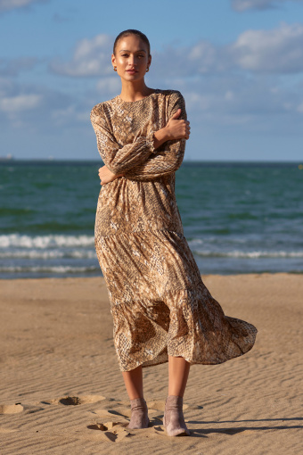 Luźna, beżowa sukienka w zwierzęcy print