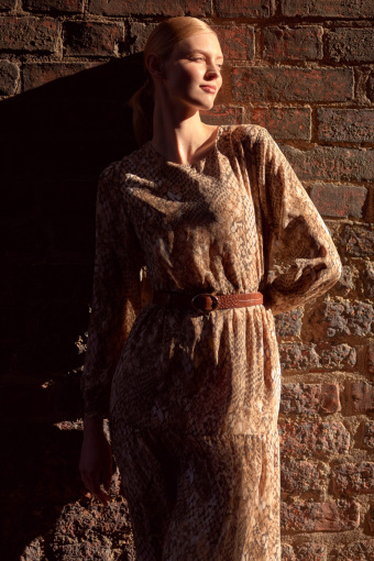 Luźna, beżowa sukienka w zwierzęcy print