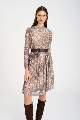 Beżowa sukienka z półgolfem, zwierzęcy print