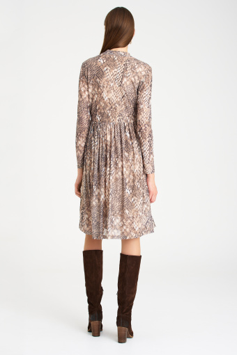 Beżowa sukienka z półgolfem, zwierzęcy print