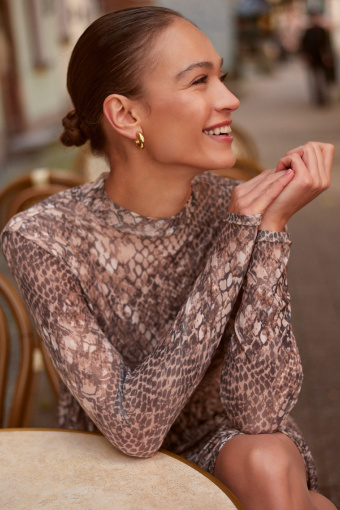 Beżowa sukienka z półgolfem, zwierzęcy print