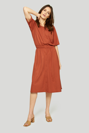 Dzianinowa sukienka podkreslająca talię