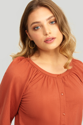 Dzianinowa sukienka podkreslająca talię