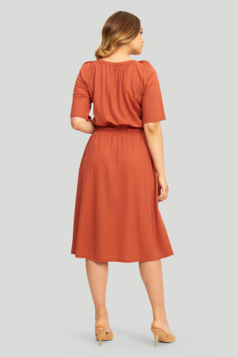 Dzianinowa sukienka podkreslająca talię