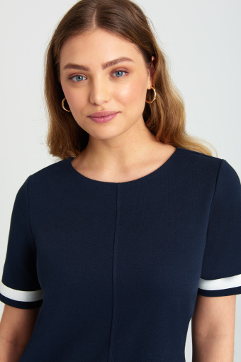 Klasyczna, granatowa sukienka z kontrastowymi wstawkami