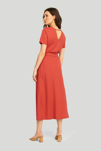 Wiskozowa sukienka z wiązaniem w pasie