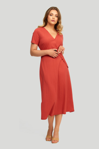 Wiskozowa sukienka z wiązaniem w pasie