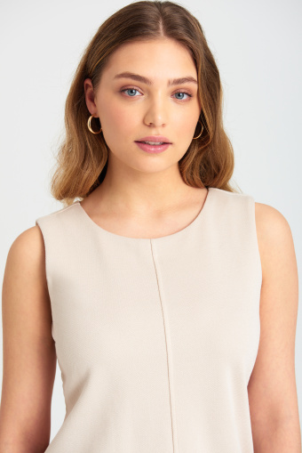 Beżowa sukienka z ozdobnymi, złotymi guzikami