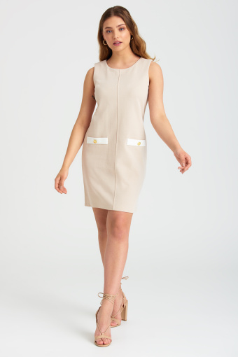 Beżowa sukienka z ozdobnymi, złotymi guzikami