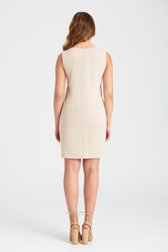 Beżowa sukienka z ozdobnymi, złotymi guzikami