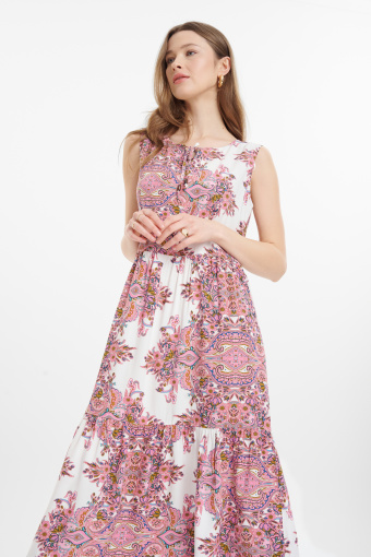 Biało-różowa sukienka z printem paisley