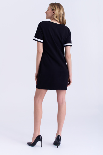 Prosta, elegancka sukienka w czarnym kolorze