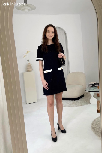 Prosta, elegancka sukienka w czarnym kolorze
