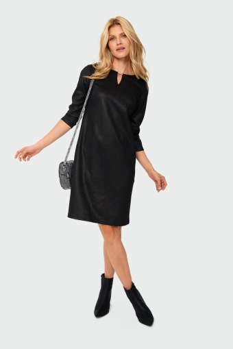 Sukienka z dekoracyjnym elementem przy dekolcie Sukienka z dekoracyjnym elementem przy dekolcie