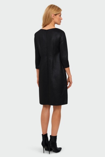 Sukienka z dekoracyjnym elementem przy dekolcie Sukienka z dekoracyjnym elementem przy dekolcie