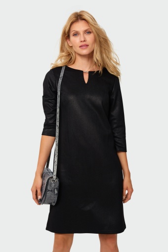 Sukienka z dekoracyjnym elementem przy dekolcie Sukienka z dekoracyjnym elementem przy dekolcie