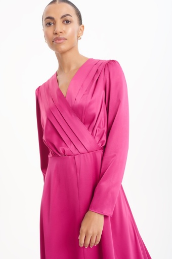 Różowa sukienka z kopertowym dekoltem Różowa sukienka z kopertowym dekoltem