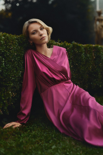 Różowa sukienka z kopertowym dekoltem Różowa sukienka z kopertowym dekoltem