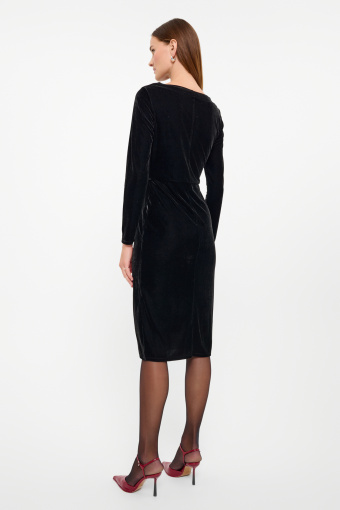 Czarna dopasowana sukienka z ozdobnym rozcięciem Czarna dopasowana sukienka z ozdobnym rozcięciem