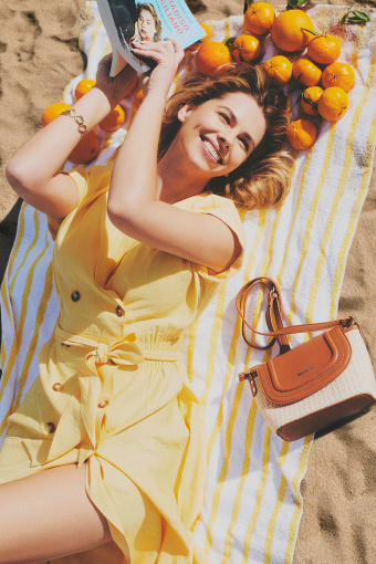 Sukienka z ozdobnymi guzikami, jasnożółta Sukienka z ozdobnymi guzikami, jasnożółta