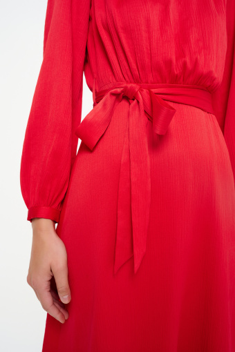 Czerwona sukienka z dekoltem w V