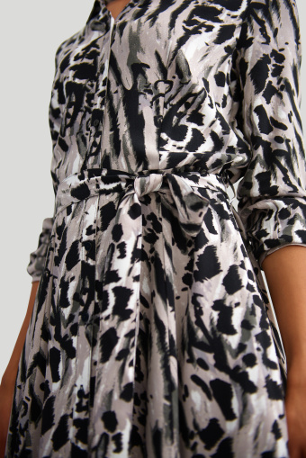 Szmizjerka midi z szaro-czarnym, zwierzęcym nadrukiem