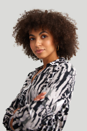 Szmizjerka midi z szaro-czarnym, zwierzęcym nadrukiem