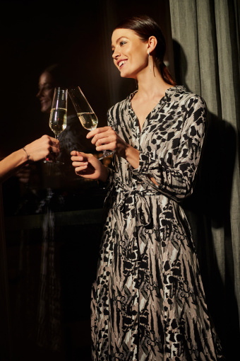 Szmizjerka midi z szaro-czarnym, zwierzęcym nadrukiem