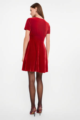 Ciemnoczerwona welurowa sukienka mini