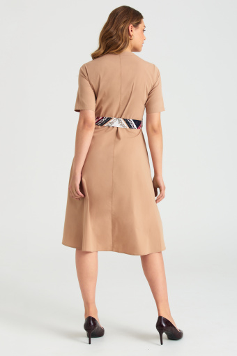 Beżowa szmizjerka z wzorzystym paskiem