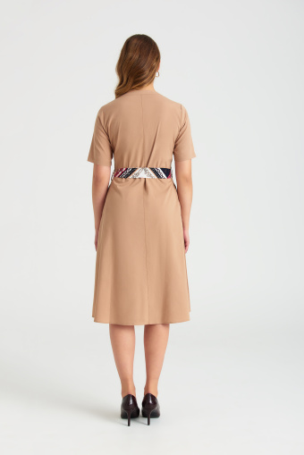 Beżowa szmizjerka z wzorzystym paskiem