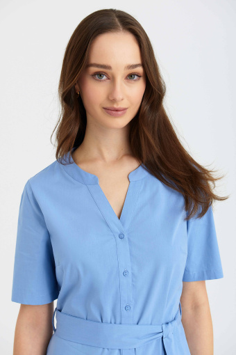 Bawełniana szmizjerka z wiązanym paskiem, błękitna