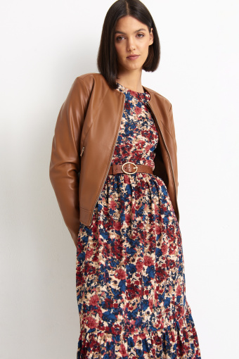 Kobieca sukienka w barwne kwiaty, rękawy 3/4